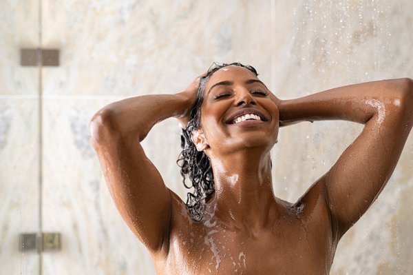 Le shampooing américain : éclaircir sans abîmer vos cheveux