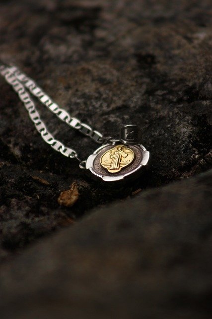 Découvrez la médaille saint antoine de padoue en or jaune